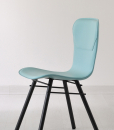 Structure en métal gris anthracite et assise en cuir disponiblen en de nombreux coloris. Une chaise en cuir parfaite à la maison ainsi que dans votre bureau.