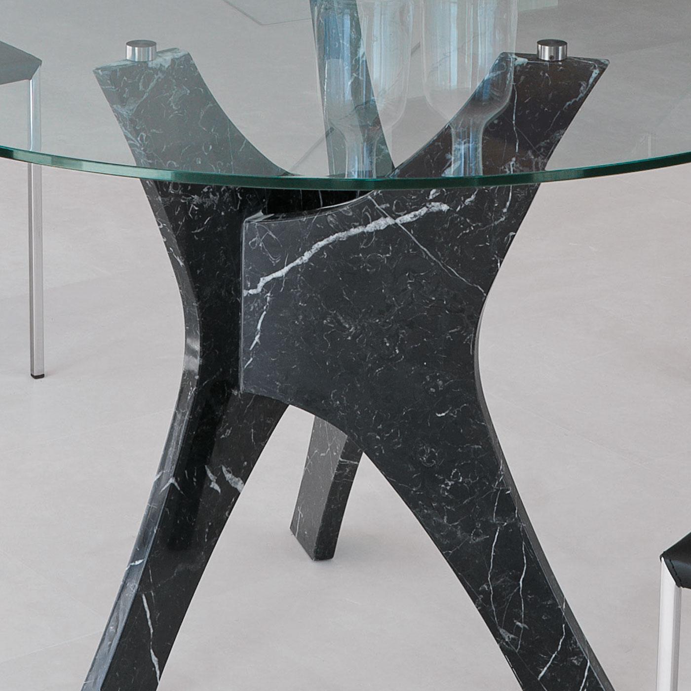 Brera est une magnifique table de salle à manger ronde de diamètre 120 cm. Notre collection de tables de cuisine en marbre et verre est parfaite pour tous les intérieurs.