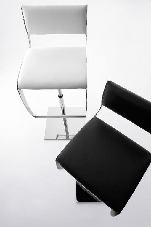 Yuri est un tabouret réglable disponible en blanc ou gris pour s’intégrer à tout décor. Achat en ligne tabourets de bar et de cuisine design italiens.