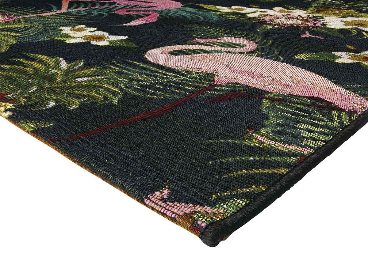 Fenicotteri rosa, foglie e fiori. La natura più bucolica è disegnata su questo tappeto outdoor rettangolare per un giardino raffinato. Consegna gratuita.