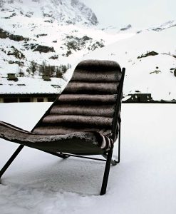 Structure en acier inox laqué noir brillant. Chaise longue en fourrure écologique luxueuse et confortable. Adaptée à un usage extérieur pour les plus beaux chalets. renard gris, chameau, alpaga, tabuk, chinchilla