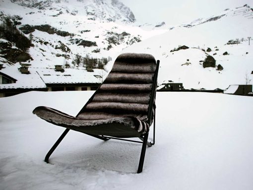 Struttura in acciaio inox nero lucido. Imbottitura confortevole ed esclusivo e lussuoso rivestimento. Una sdraio in ecopelliccia unica adatta ad uso esterno. Volpe, cammello, cincillà, alpaca, tabuk.