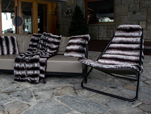 Structure en acier inox laqué noir brillant. Chaise longue en fourrure écologique luxueuse et confortable. Adaptée à un usage extérieur pour les plus beaux chalets. renard gris, chameau, alpaga, tabuk, chinchilla
