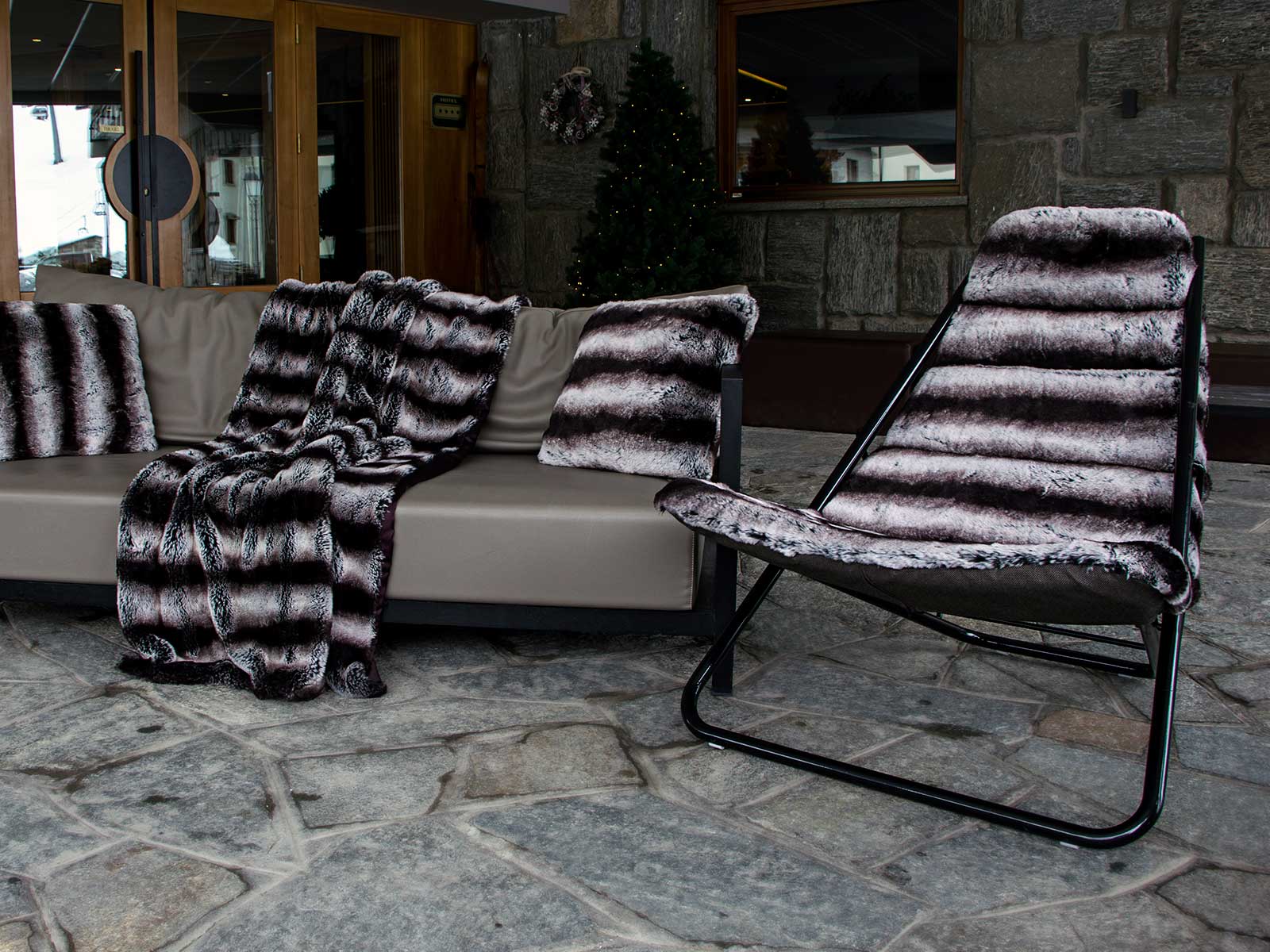 Stainless steel frame, gloss black finish. The deckchair in eco-leather (chinchilla or grey fox) is suitable for outdoor use in the most luxurious chalets. gray fox, camel, alpaca, tabuk, chinchilla.