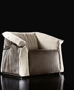 Luxueux fauteuil bicolore en cuir et tissu fabriqué en Italie. Haute qualité et personnalisation poussée. Livraison gratuite à domicile.