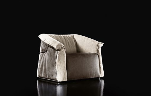 Luxueux fauteuil bicolore en cuir et tissu fabriqué en Italie. Haute qualité et personnalisation poussée. Livraison gratuite à domicile.