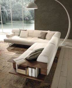 Canapé d'angle en tissu blanc, luxueux et haut de gamme. Fabriqué en Italie, design Matteo Nunziati. Étagère bibliothèque intégrée. Livraison gratuite.
