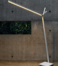 Lampadaire arc de jardin conçu par Marco Acerbis. Structure en acier blanc. LED à intensité variabile. Télécommande. Livraison à domicile gratuite.