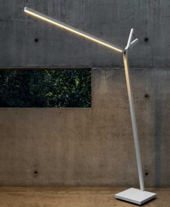 Lampadaire arc de jardin conçu par Marco Acerbis. Structure en acier blanc. LED à intensité variabile. Télécommande. Livraison à domicile gratuite.