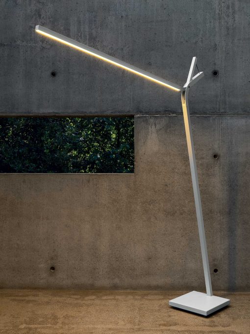 Lampadaire arc de jardin conçu par Marco Acerbis. Structure en acier blanc. LED à intensité variabile. Télécommande. Livraison à domicile gratuite.