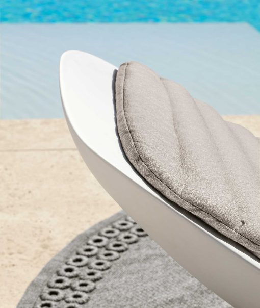 Shop Online for the best high-quality outdoor furniture. The Cliff sunbed in coloured polyethylene is customizable in 9 colour combinations! Home delivery.