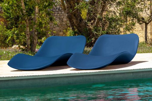 Shop Online for the best high-quality outdoor furniture. The Cliff sunbed in coloured polyethylene is customizable in 9 colour combinations! Home delivery.