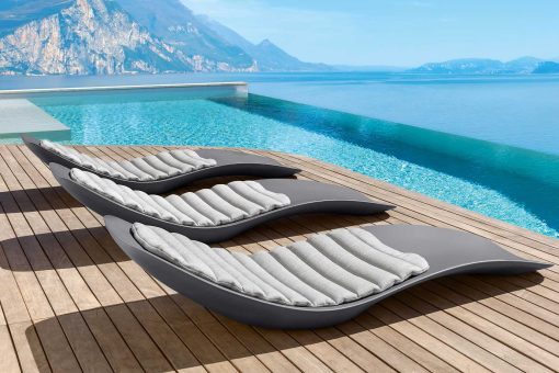 Shop Online for the best high-quality outdoor furniture. The Cliff sunbed in coloured polyethylene is customizable in 9 colour combinations! Home delivery.