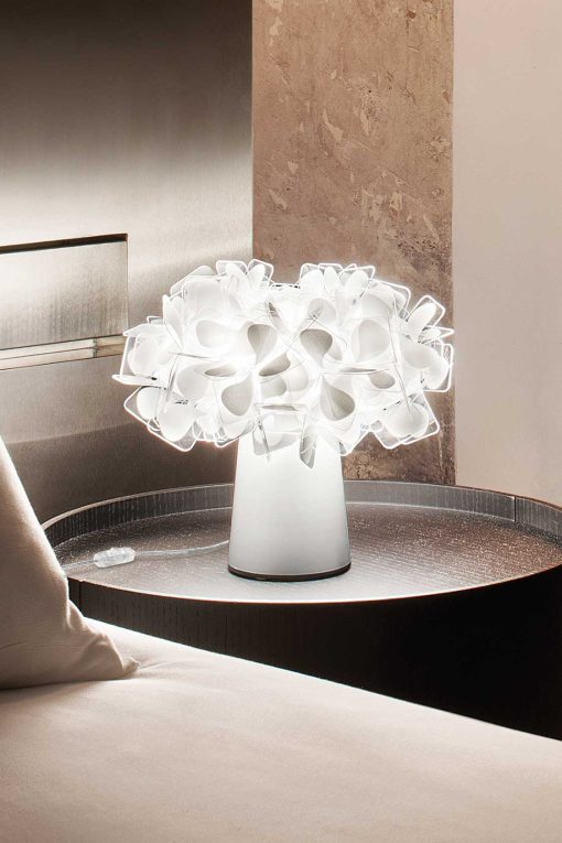 Un moderno e luminoso bouquet di fiori. Una lampada da tavolo bianca leggera, solida e dalle caratteristiche estetiche e tecniche eccezionali. Made in Italy