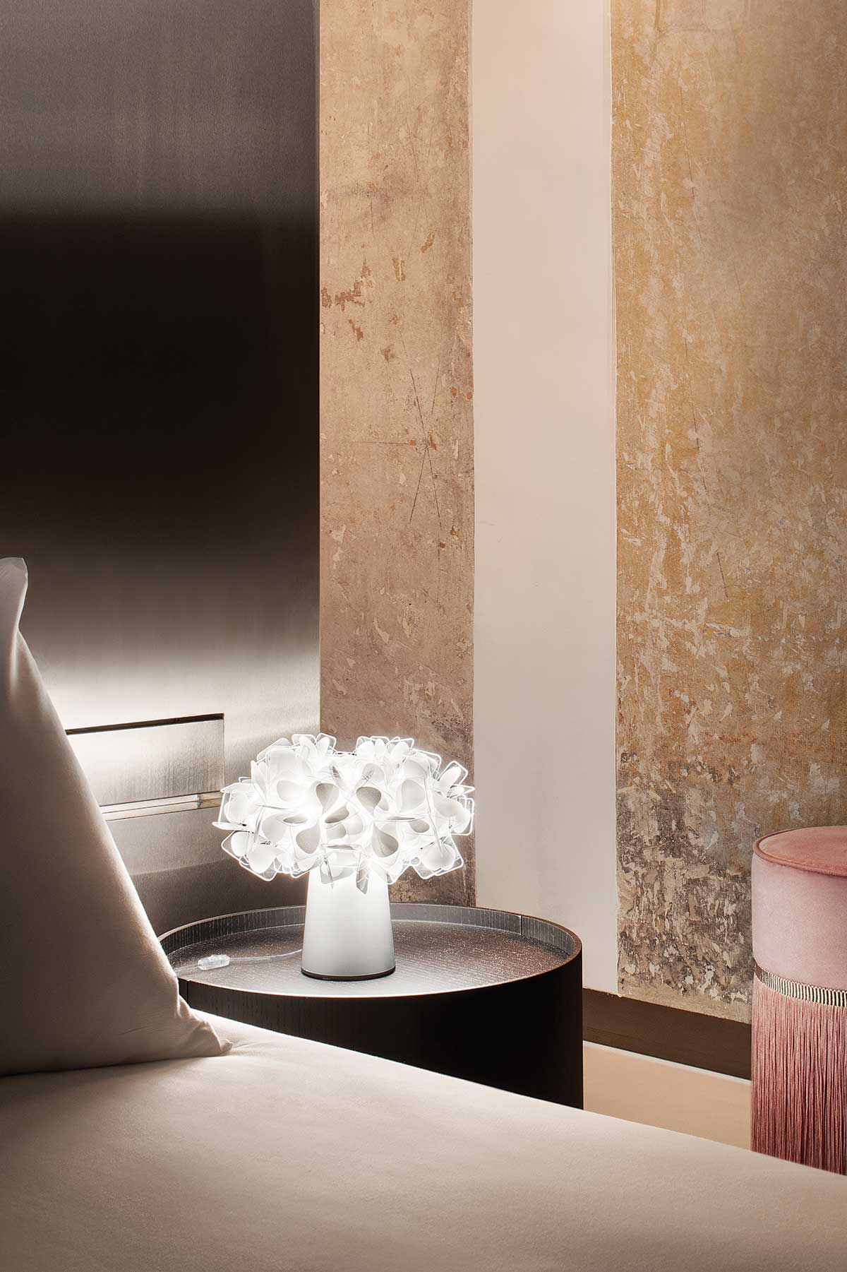 Un moderno e luminoso bouquet di fiori. Una lampada da tavolo bianca leggera, solida e dalle caratteristiche estetiche e tecniche eccezionali. Made in Italy