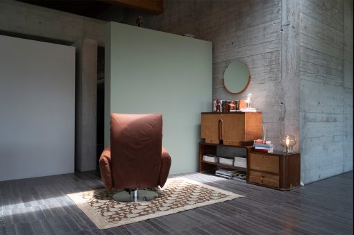 Fauteuil relax tournant motorisé en cuir. Vente en ligne de meubles haut de gamme artisanaux made in italy. Fauteuils contemporains avec livraison gratuite.