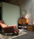 Poltrona relax girevole e motorizzata in pelle. Vendita di arredamento d'interni di lusso made in Italy con consegna gratuita. Design di Stefano Conficconi.