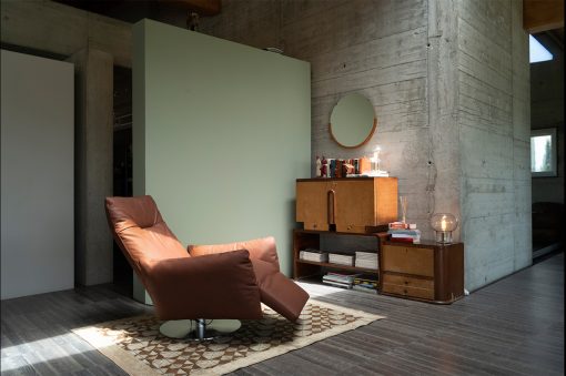 Fauteuil relax tournant motorisé en cuir. Vente en ligne de meubles haut de gamme artisanaux made in italy. Fauteuils contemporains avec livraison gratuite.