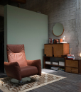 Poltrona relax girevole e motorizzata in pelle. Vendita di arredamento d'interni di lusso made in Italy con consegna gratuita. Design di Stefano Conficconi.