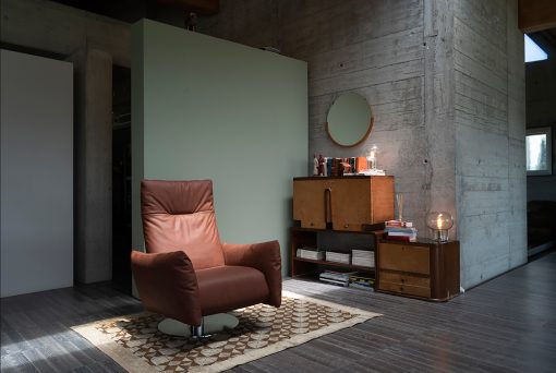 Swivel and motorized relax armchair in leather. Design by Stefano Conficconi. Shop online for the best made in Italy interior's furniture.Free home delivery