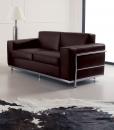 Divano 2 posti ispirato alle linee dei grandi classici del design e Le Corbusier. Rivestimento in pelle, produzione artigianale italiana di alta qualità.