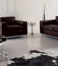 Divano 2 posti ispirato alle linee dei grandi classici del design e Le Corbusier. Rivestimento in pelle, produzione artigianale italiana di alta qualità.
