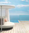 Achetez en ligne les meilleurs meubles de jardin de haute qualité. Le lit à baldaquin de jardin rond Corallo est luxueux et exclusif. Livraison à domicile.