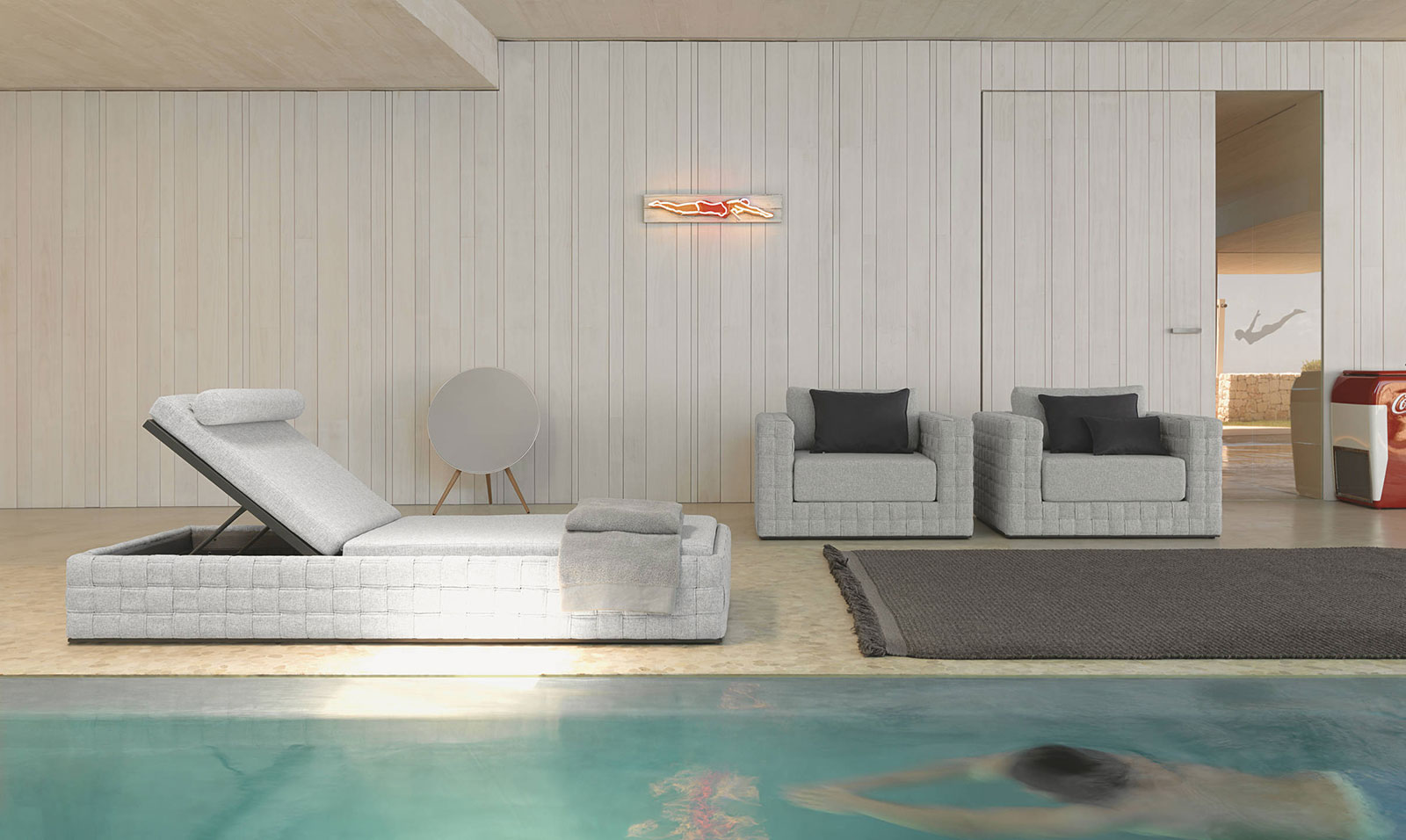 Roberto Serio designed this luxurious sunbed, perfect for villas, hotels or yachts. In a garden, by poolside or on a wide terrace, enjoy the relax.