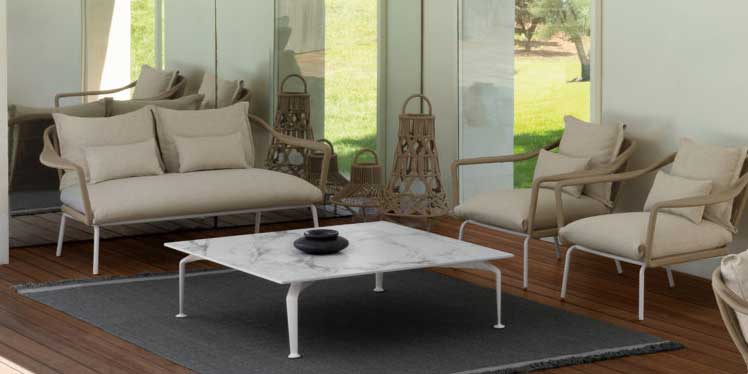 Un divanetto love seat da giardino unico. Alluminio, corda intrecciata, cuscini sfoderabili ed impermeabili. Un divano 2 posti lussuoso ed originale.