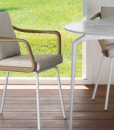 Completa la zona pranzo del tuo giardino con il tavolo e la poltroncina da esterno CROSS disegnati da L+R Palomba. Vendita online e consegna gratuita.
