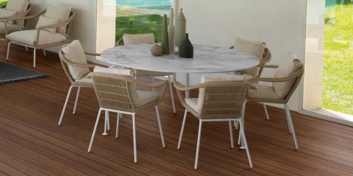 Precious Calacatta white marble and die-cast aluminium feet. A luxurious outdoor round table designed by L+R Palomba. Shop online. Free home delivery.