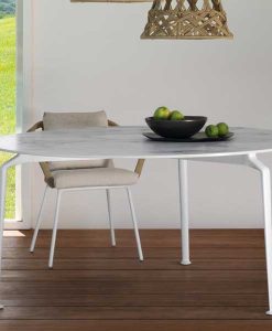 Design L+R Palomba. Tavolo con piano rotondo in marmo calacatta bianco. Piedi in alluminio. Adatto ad un uso esterno. Vendita online e consegna a domicilio.