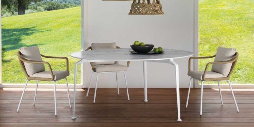 Precious Calacatta white marble and die-cast aluminium feet. A luxurious outdoor round table designed by L+R Palomba. Shop online. Free home delivery.