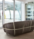 Design di Giuseppe Viganò. Il divano lineare in pelle Crossover fa parte di una intera lussuosa collezione di articoli artigianali realizzati in Italia.