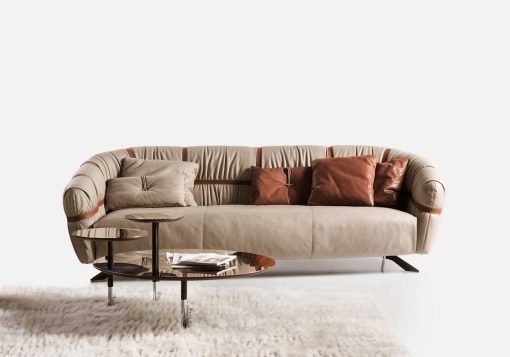 Delle fasce di pelle attraversano il divano asimmetrico per un risultato straordinario ed originale frutto del genio di Giuseppe Viganò. Consegna gratuita.