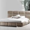 Forme e volumi accoglienti e calorosi in un letto in pelle con cinghie originale e moderno. Struttura in legno, molti colori disponiblii. Consegna gratuita.
