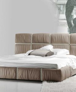 Forme e volumi accoglienti e calorosi in un letto in pelle con cinghie originale e moderno. Struttura in legno, molti colori disponiblii. Consegna gratuita.