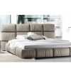 Forme e volumi accoglienti e calorosi in un letto in pelle con cinghie originale e moderno. Struttura in legno, molti colori disponiblii. Consegna gratuita.