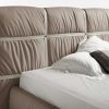 Forme e volumi accoglienti e calorosi in un letto in pelle con cinghie originale e moderno. Struttura in legno, molti colori disponiblii. Consegna gratuita.