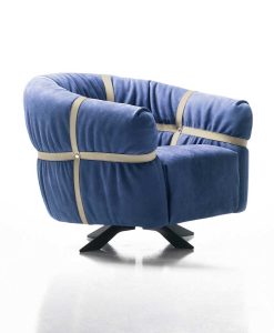 Fauteuil très original en cuir bleu avec sangles signé Giuseppe viganò. Vente en ligne de fauteuils design hauts de gamme made in italy avec livraison gratuite.