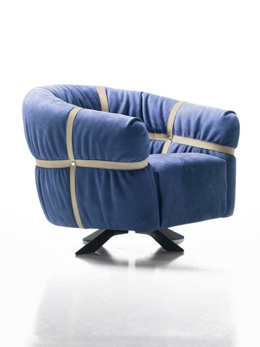 Fauteuil très original en cuir bleu avec sangles signé Giuseppe viganò. Vente en ligne de fauteuils design hauts de gamme made in italy avec livraison gratuite.