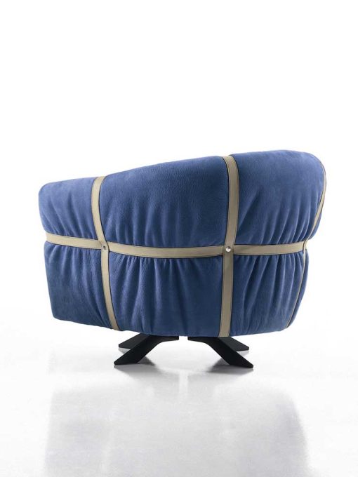 Fauteuil très original en cuir bleu avec sangles signé Giuseppe viganò. Vente en ligne de fauteuils design hauts de gamme made in italy avec livraison gratuite.