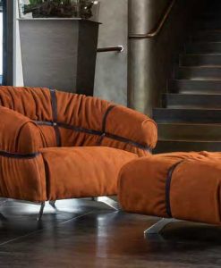 Fauteuil et repose pieds en cuir. Vente en ligne d'ameublement design haut de gamme made in italy avec livraison gratuite.