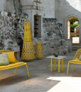 Alluminio e corde intrecciate, colore giallo e design di Ludovica e Roberto Palomba. Un divanetto love seat lussuoso. Vendita online e consegna a domicilio.