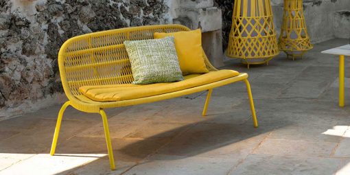 Alluminio e corde intrecciate, colore giallo e design di Ludovica e Roberto Palomba. Un divanetto love seat lussuoso. Vendita online e consegna a domicilio.