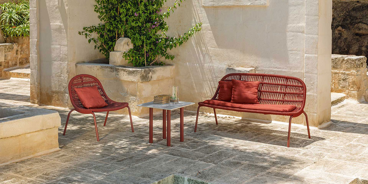 A wonderful red outdoor love seat sofa designed by Ludovica + Roberto Palomba. Aluminium frame and intertwined synthetic ropes. Free home delivery.