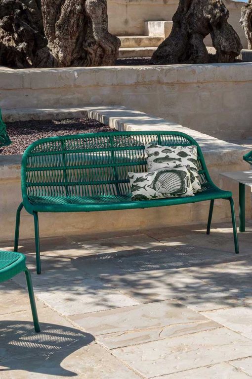 Un love seat da giardino originale e lussuoso. L'intera collezione outdoor Cuba è concepita da Ludovica + Roberto Palomba. Vendita online, consegna gratuita