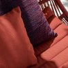 Il divanetto love seat da giardino Cuba nasce dal genio dello studio Ludovica + Roberto Palomba. Struttura in alluminio e corde intrecciate sintetiche rosse