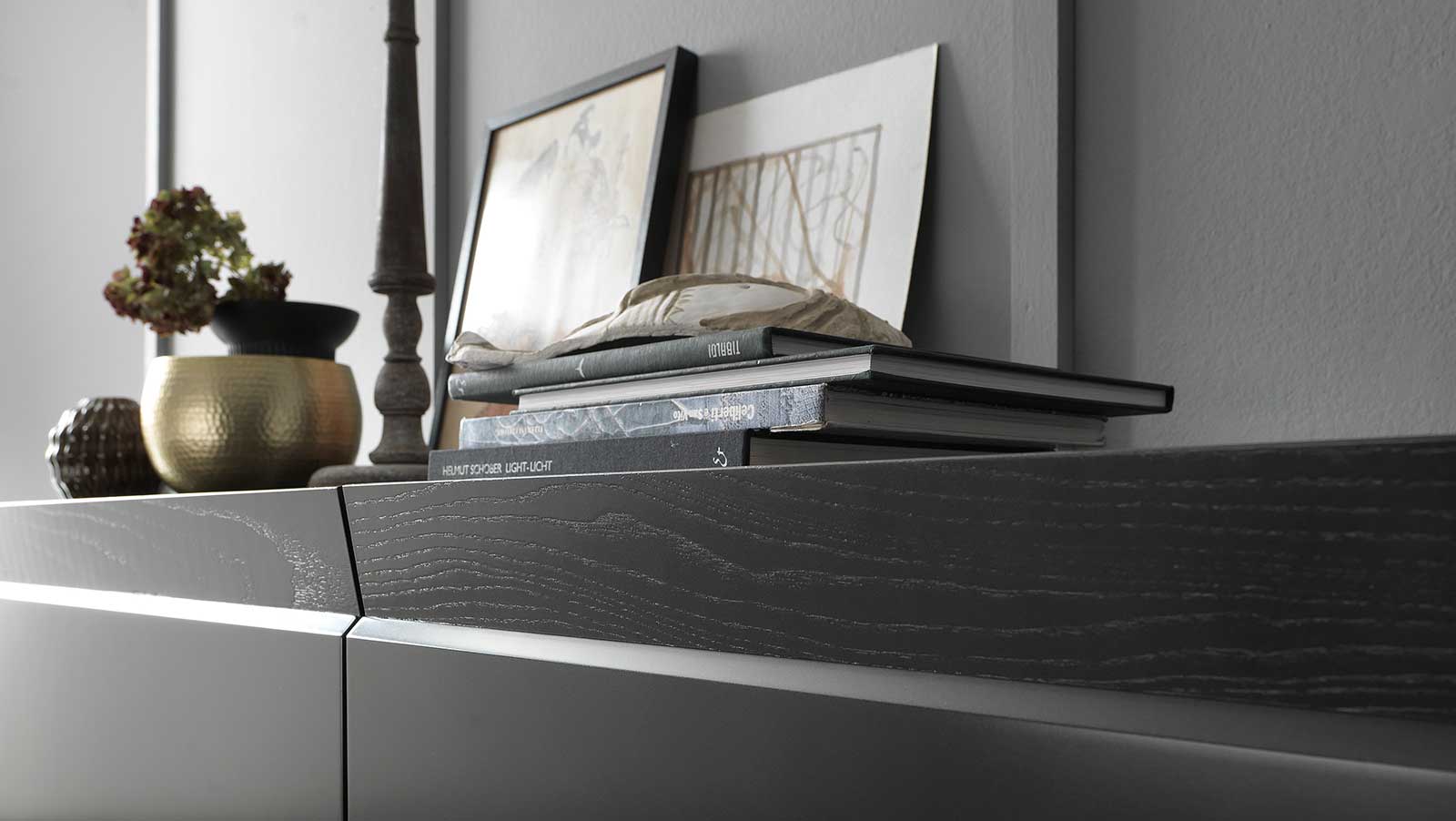 Buffet 3 portes en bois couleur gris et noir. Formes rationnelles, design de Andrea Lucatello. 3 étagères en verre, top en céramique. Livraison à domicile.