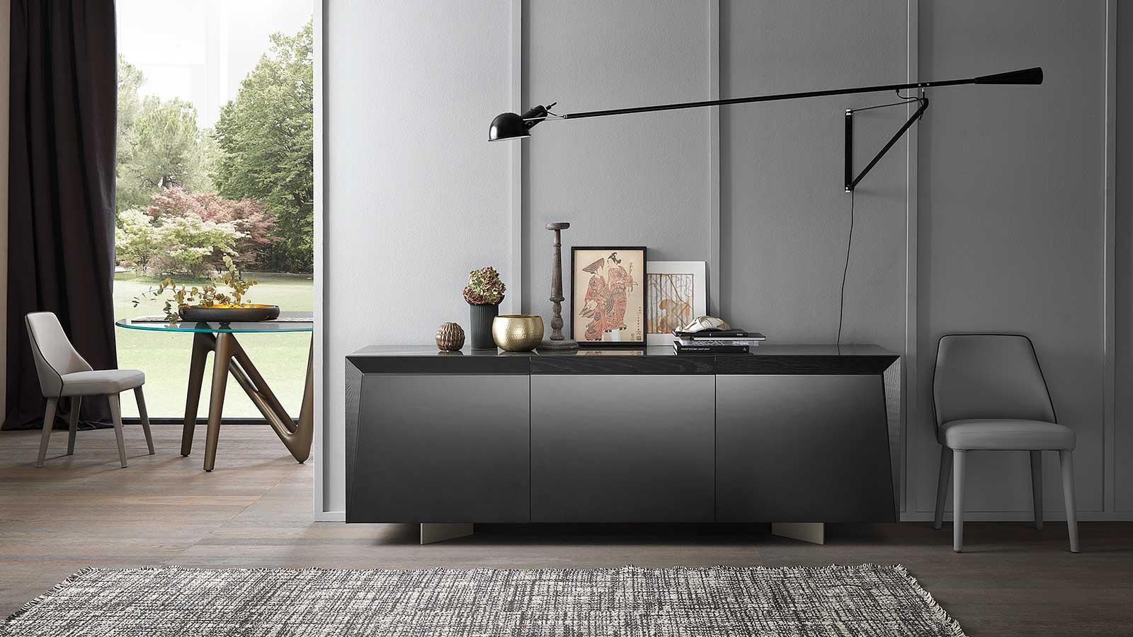 Buffet 3 portes en bois couleur gris et noir. Formes rationnelles, design de Andrea Lucatello. 3 étagères en verre, top en céramique. Livraison à domicile.